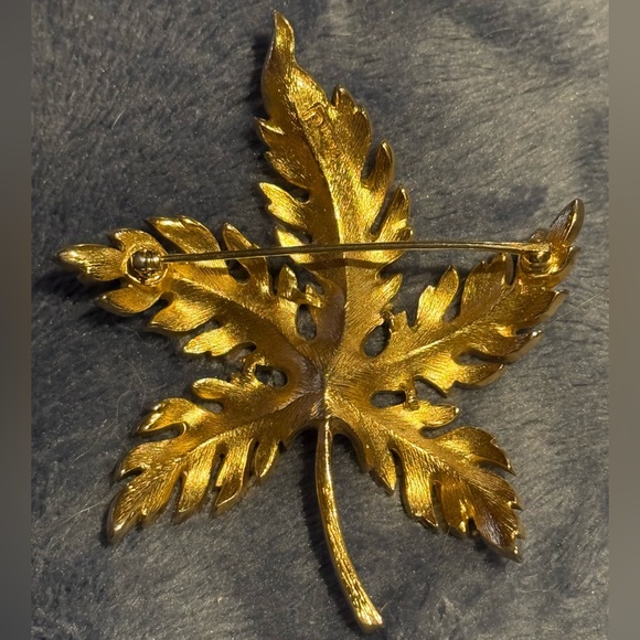 Vintage Estate Crown Trifari Signed 5-Leaf Gold Tone Textured Brooch Pin 2.5 in - Picture 3 of 5